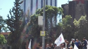 Manifestantes arriban a la Plaza de las Tres Culturas, en Ciudad México.