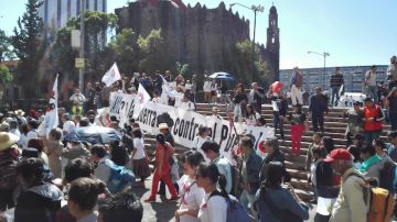 Manifestantes arriban a la Plaza de las Tres Culturas, en Ciudad México.