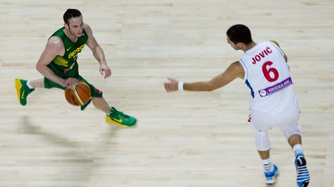 Marcelo Huertas (izq..) durante un partido del Campeonato Mundial de  FIBA  de 2014  entre Serbia y Brasil.