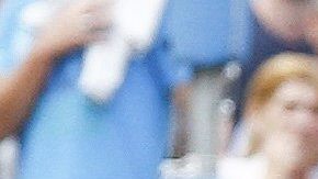 El delantero argentino  Leo Messi (i) es animado por Gerad Piqué después de lesionarse durante el partido de la sexta jornada de Liga en Primera División entre el FC Barcelona y la UD Las Palmas disputado en el Camp Nou, el pasado 26 de septiembre.