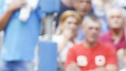 El delantero argentino  Leo Messi (i) es animado por Gerad Piqué después de lesionarse durante el partido de la sexta jornada de Liga en Primera División entre el FC Barcelona y la UD Las Palmas disputado en el Camp Nou, el pasado 26 de septiembre.