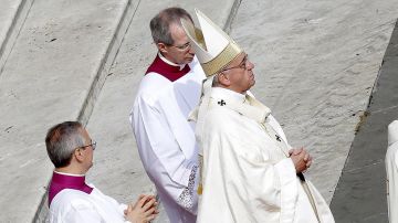ANSA. Vatican City (Vatican City State (holy See)), 18/10/2015.- Pope Francis (R) leads a canonization ceremony of four new saints in St. Peter's Square, Vatican City, 18 October 2015. The four new sainst are Italian priest Vincenzo Grossi, Spanish nun Mary of the Immaculate Conception and Louis and Zelie Martin, the parents of Sainte Therese of Lisieux. (Papa) EFE/EPA/GIUSEPPE LAMI