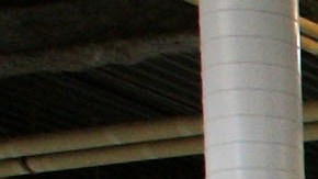 Los reclusos de la Prisión Estatal Mule Creek interactúan en un gimnasio que se modificó para los presos en Ione, California.