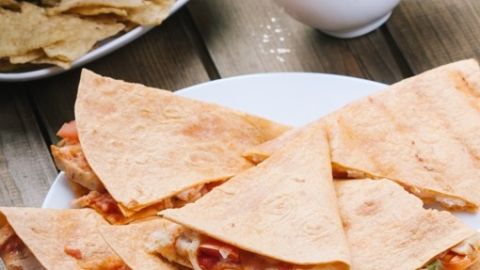 Quesadillas de papa con chorizo picado.