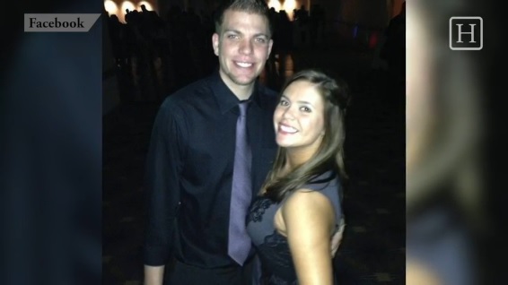 Quinn Duane (der.) y su prometido.