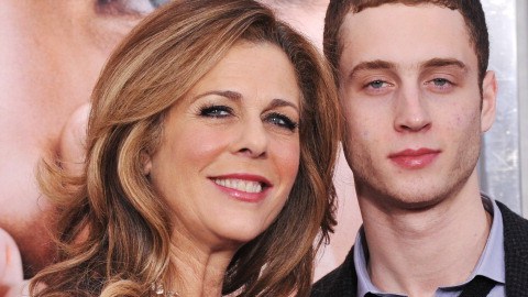 Chester Hanks y su madre, Rita Wilson, juntos en una premier de cine hace unos años.
