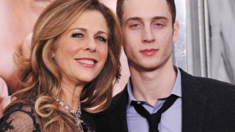 Chester Hanks y su madre, Rita Wilson, juntos en una premier de cine hace unos años.