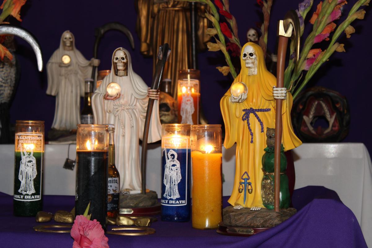 Autoridades refuerzan la vigilancia del culto a la Santa Muerte (Video) - La  Opinión