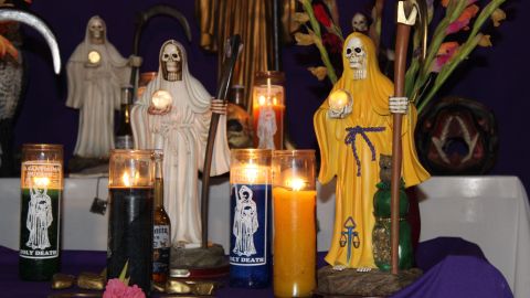 un altar que rinde tributo y venera la polémica figura de la "Flaquita" en una botánica de Los Ángeles, California.