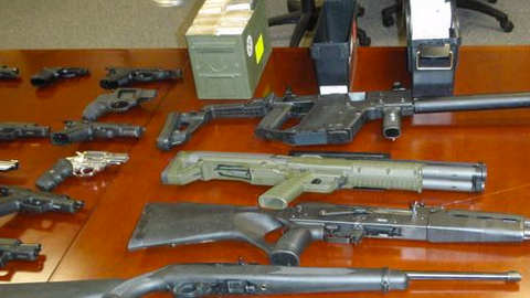Un total de 22 armas fueron encontradas en la residencia de Robert Lamas en Victorville.