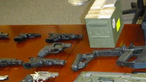 Un total de 22 armas fueron encontradas en la residencia de Robert Lamas en Victorville.