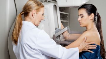 A partir de los 40 años se recomienda una mamografía, o antes si hay historial de cáncer en la familia.