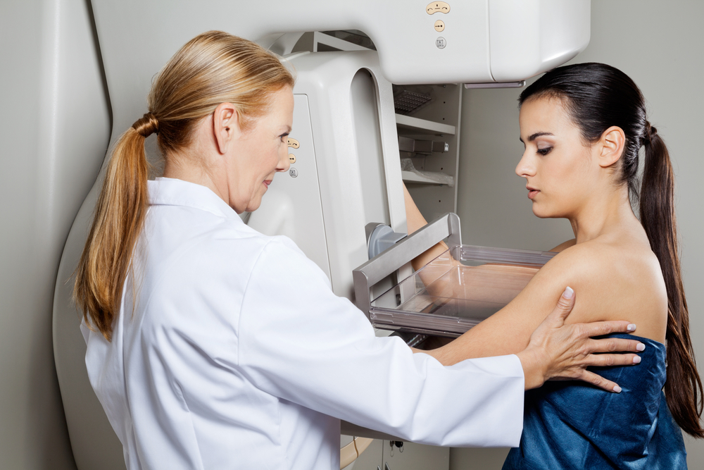 A partir de los 40 años se recomienda una mamografía, o antes si hay historial de cáncer en la familia.