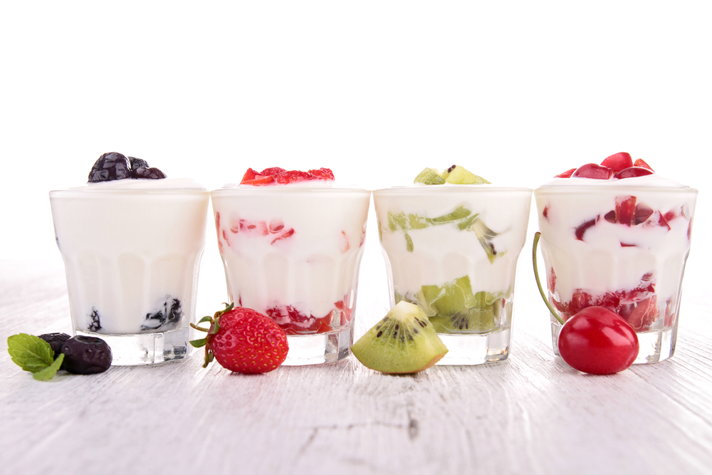 Compra el yogur solo, y ponle fruta fresca. La fruta que ya viene con el producto contiene mucha azúcar.