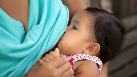 Amamantar es una práctica que benefician tanto a la madre como a su hijo.