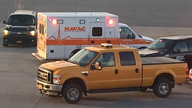 Foto tomada por un pasajero, de la ambulancia en la que fue trasladado el piloto después que el avión aterrizó en Syracuse.