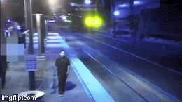 El LAPD difundió un video donde aparece el individuo.