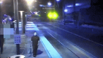 El LAPD difundió un video donde aparece el individuo.