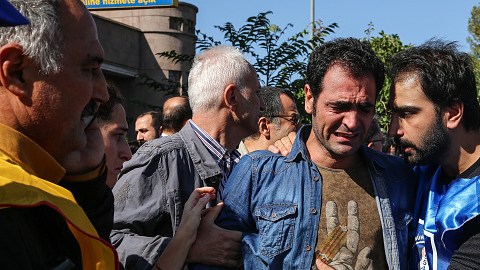 Un sobreviviente llora en el sitio de una explosión en Ankara, Turquía.