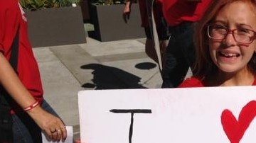 Decenas de miembros de UTLA han protestado la expansión de escuelas chárter. (Twitter @UTLAnow)
