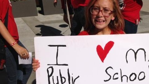 Decenas de miembros de UTLA han protestado la expansión de escuelas chárter. (Twitter @UTLAnow)