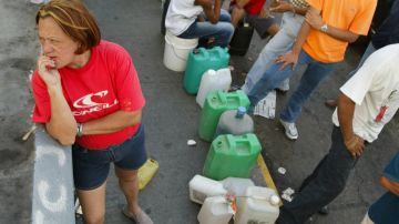 No son raras las filas de compradores en gasolineras y comercios en Venezuela.