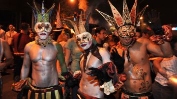 West Hollywood celebra el carnaval de halloween con cientos de miles de personas desfilando por sus calles.
