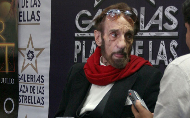 El primer actor Germán Robles estuvo como invitado de honor en la exposición fotográfica Uter Tarot. 