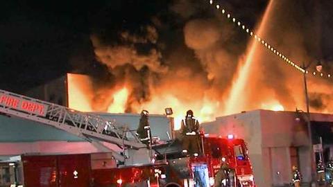 Un incendio ocasionó daños la madrugada del lunes en varios negocios del área de San Pedro