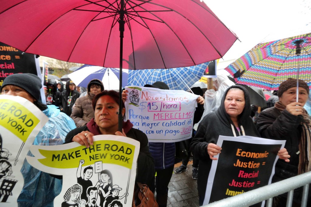 Cientros protestan en Harlem por los derechos de los trabajadores y el incremento a $15 dolares la hora. Demostraciones en todo el pais. Foto Credito: Mariela Lombard / El Diario.