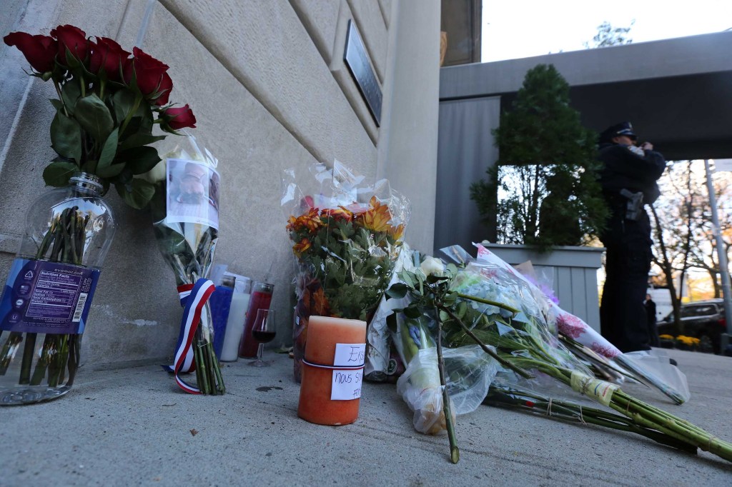 Gente se acerca al Consulado de Francia en Nueva York luego de los atentados terroristas en Paris anoche. Foto Credito: Mariela Lombard / El Diario.
