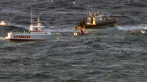 Los náufragos fueron rescatados cerca de Alamitos Bay.