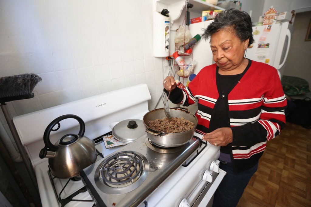 Elsa Almonte, 78, cocina con una hornilla electrica. El edificio no tiene gas desde hace un mes. Vecinos del 501 West 169th. St y otros departamentos del area estan sin gas para este Dia de Accion de Gracia. Foto Credito: Mariela Lombard / El Diario.