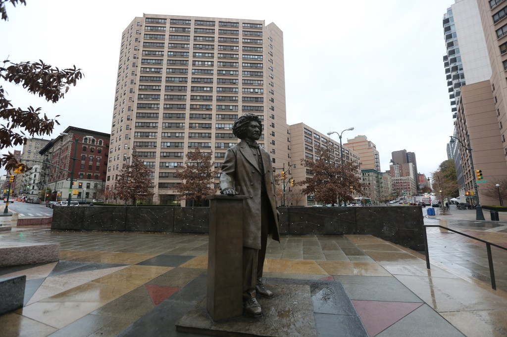 El monumento a Frederick Douglas en la calle 110 con Central Park West.
