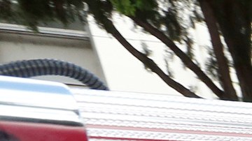 Un bomberos muestra el equipo que llevan a bordo estas nuevas unidades para luchar contra incendios de menor magnitud./ AURELIA VENTURA