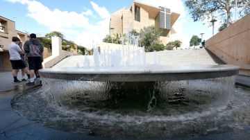 La fuente en la Catedral de Nuestra Señora de Los Ángeles sigue operando, con agua reciclada. /AURELIA VENTURA