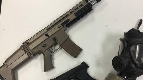 Armas falsas y máscara de gas que utilizaron los estudiantes.