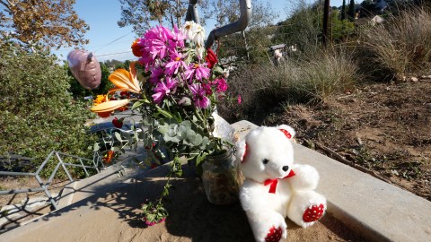 Un altar con ositos de peluche y flores fue creado en el lugar donde se encontraron los cuerpos de las jovencitas en el parquet E. Debs de Montecito Heights./ AURELIA VENTURA