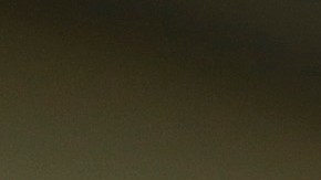 El padre muestra una foto familiar de su hijo, que él cree murió a consecuencias de las descargas eléctricas que le propinaron los agentes del Sheriff. / AURELIA VENTURA