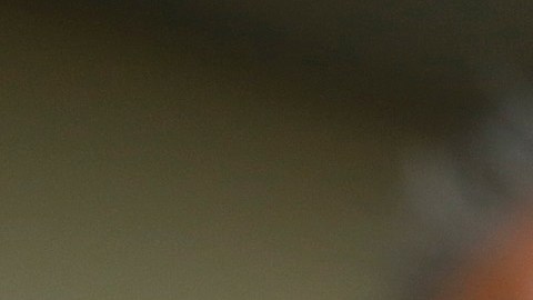 El padre muestra una foto familiar de su hijo, que él cree murió a consecuencias de las descargas eléctricas que le propinaron los agentes del Sheriff. / AURELIA VENTURA