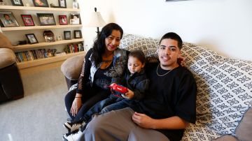 Monica Chaidez sus hijos Daniel Chaidez y  Sammy Hernandez disfrutan de su  nuevo hogar en Whittier Place Apartments. /Aurelia Ventura