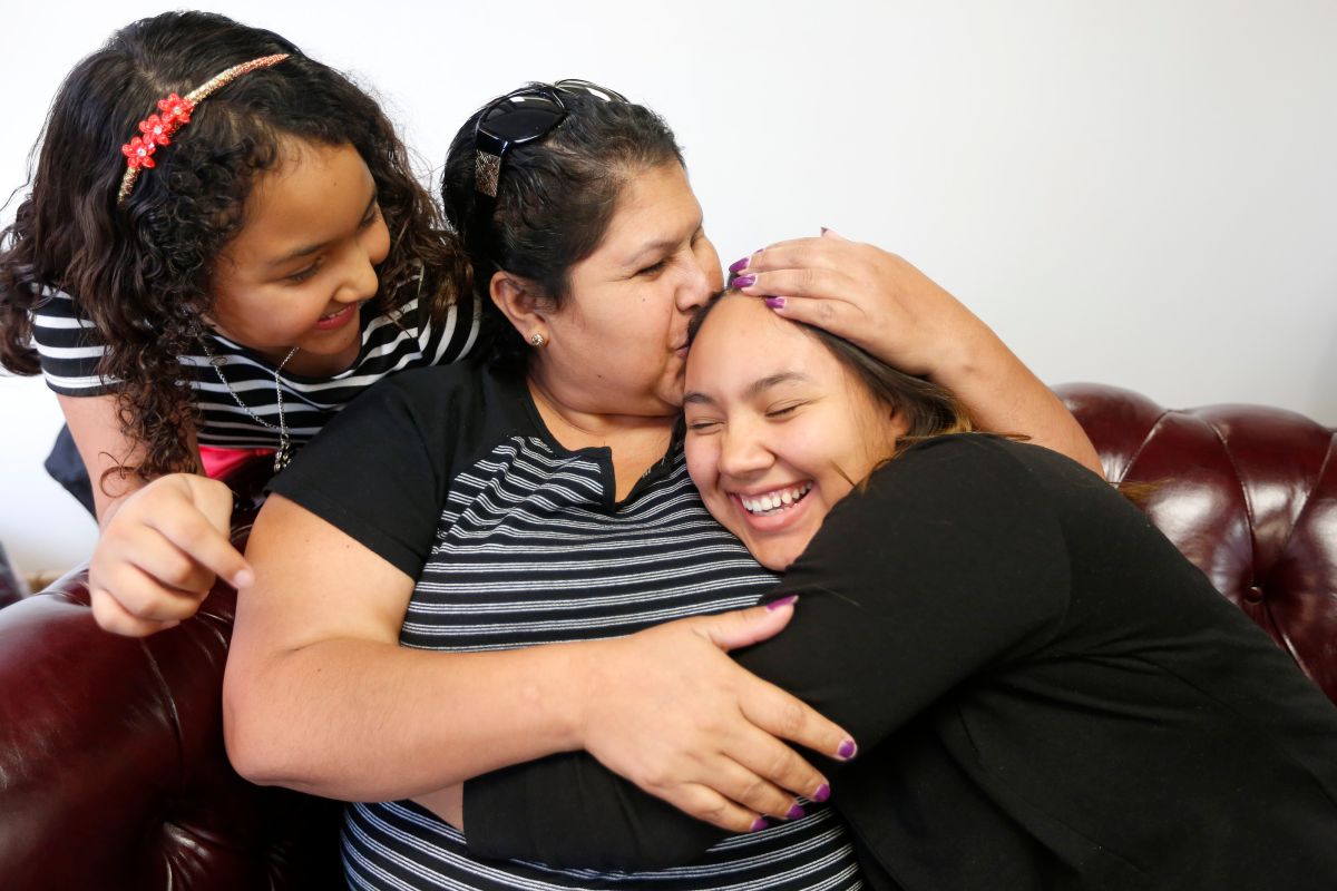 11/18/15 /LOS ANGELES/Ana Lilia Martinez with daughters Ana (R), 17, and Ashley, 8, relates how the cancer that claimed her eye is now spreading to her brain.  (Photo by Aurelia Ventura/La Opinion)