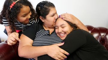 11/18/15 /LOS ANGELES/Ana Lilia Martinez with daughters Ana (R), 17, and Ashley, 8, relates how the cancer that claimed her eye is now spreading to her brain.  (Photo by Aurelia Ventura/La Opinion)