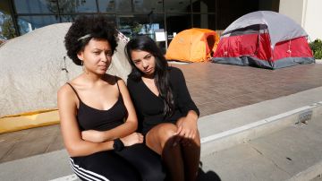 Ashley Rivera and Mika Cribbs son algunos de los 400 estudiantes de Occidental College que establecieron un plantón frente a las oficinas administrativas de la universiad. /AURELIA VENTURA