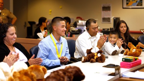 Kevin Díaz de 16 años celebra su adopción con sus padres adoptivos, Guadalupe y Jaime Díaz, y sus hermanos adoptivos , Bryan, de 4 años y Madaline, de 14. /AURELIA VENTURA