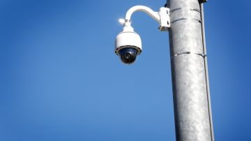 El sistema utiliza cámaras de vigilancia en lugares públicos para rastrear las placas de autos. (Aurelia Ventura/La Opinion)