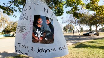 Las fotografías de  Juan "Johnny" Aguilar, 28, y Antonio "Tony" Aguilar, 32,  adornan un altar en su honor, luego de que fueran asesinados en el Parque Ruben Salazar de East LA.  / Aurelia Ventura