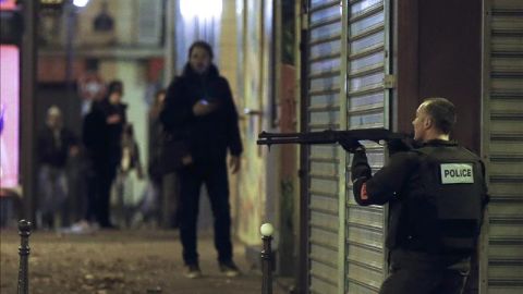 Al menos 120 personas murieron hoy en diferentes ataques en seis puntos de París.