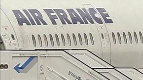 Un vuelo de Air France es examinado en tierra.