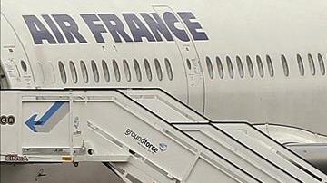 Un vuelo de Air France es examinado en tierra.